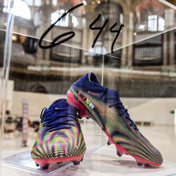 2_Messi-record-breaking-boots